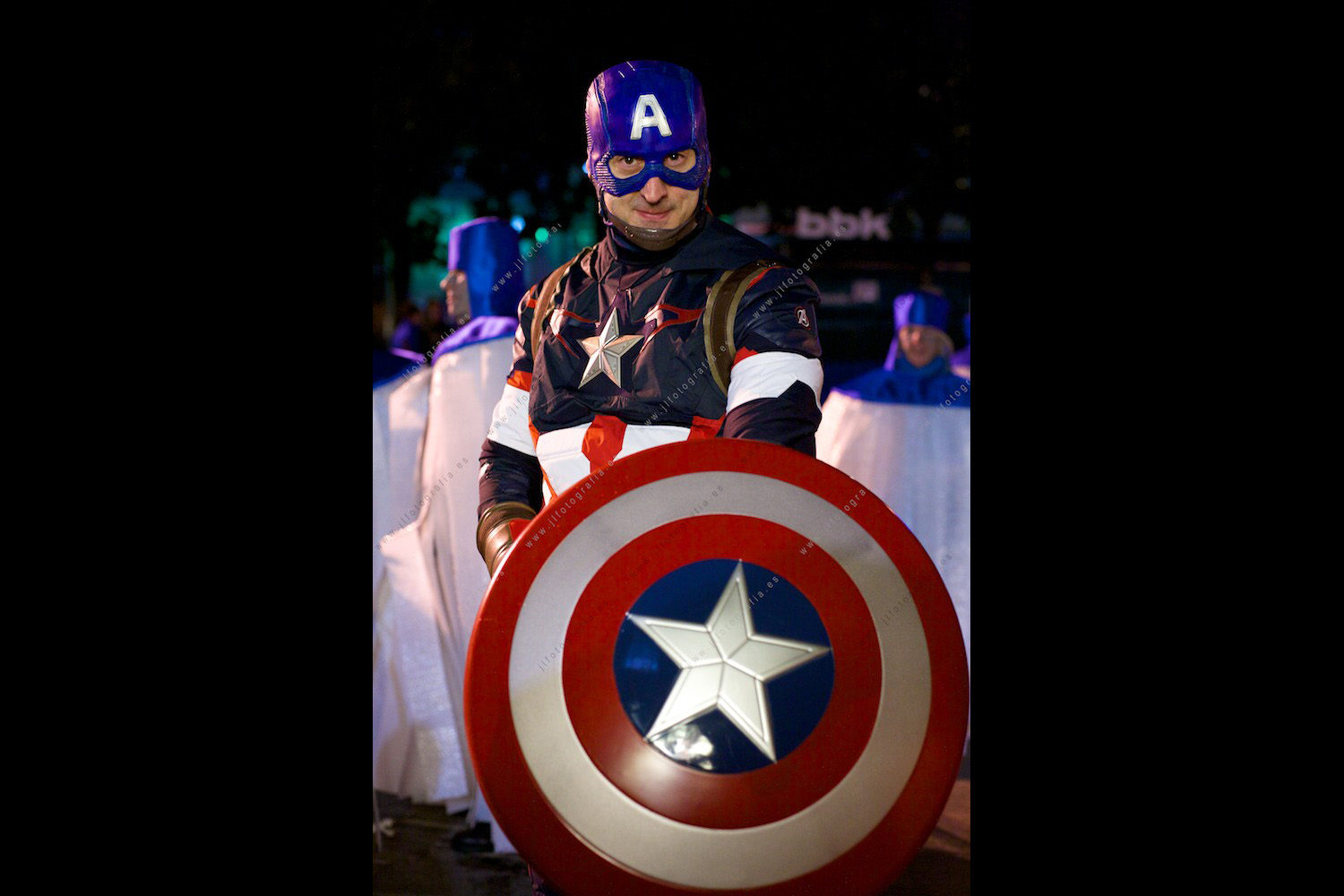 Un Barakaldes disfrazado de Capitan America, muy bueno, en carnavales de Barakaldo