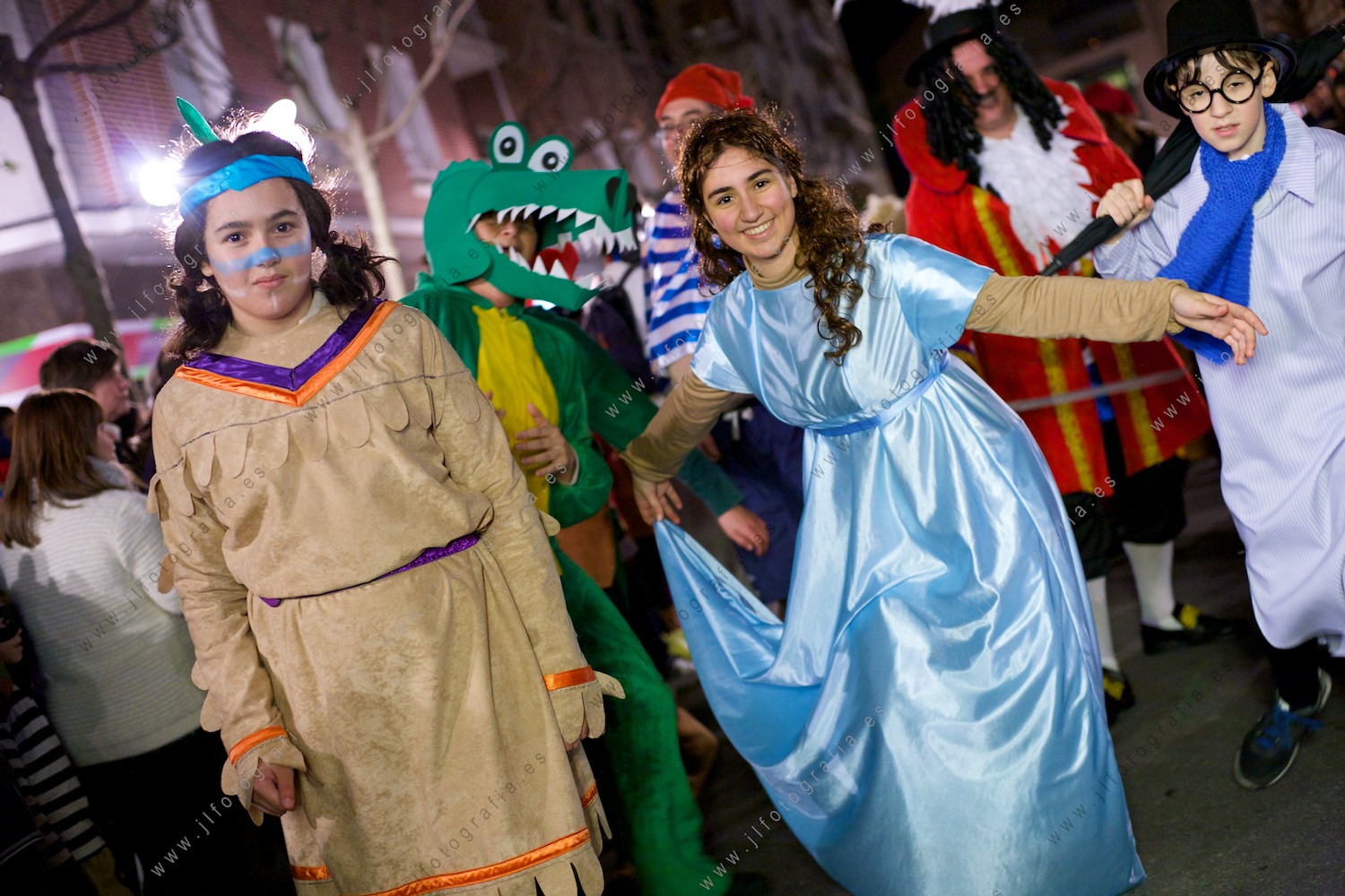 Niñas disfrazadas de personajes de Peter Pan, en carnavales de Barakaldo .