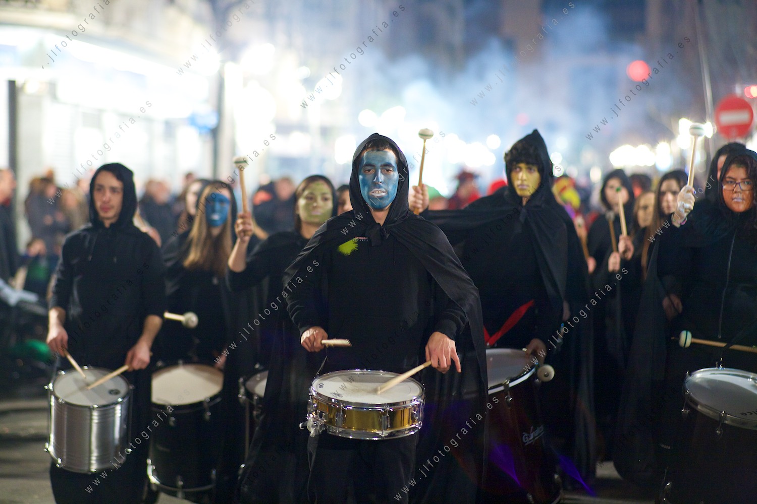 Grupo de músicos de percusión animando el entierro de la sardina en carnavales de Barakaldo