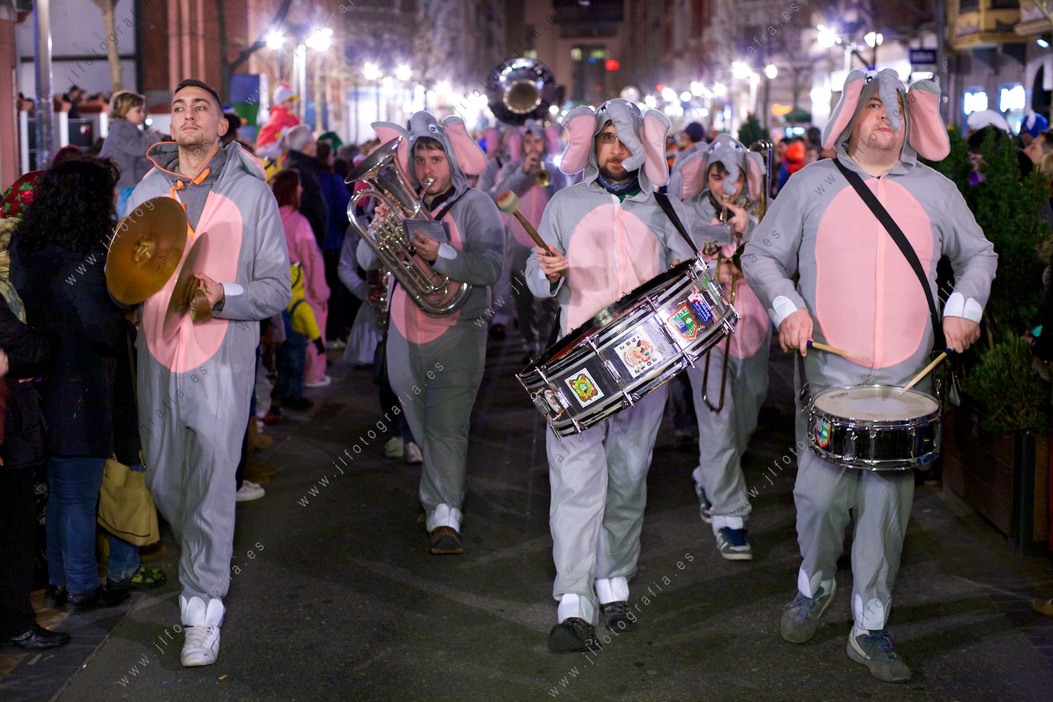 Grupo de músicos de fanfarria disfrazados de elefantes en carnavales de Barakaldo.