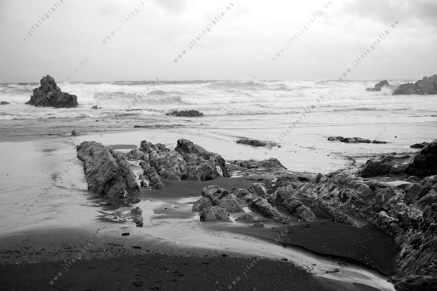 El temporal se deja apreciar sobre las rocas y la arena de la playa de Sopelana.