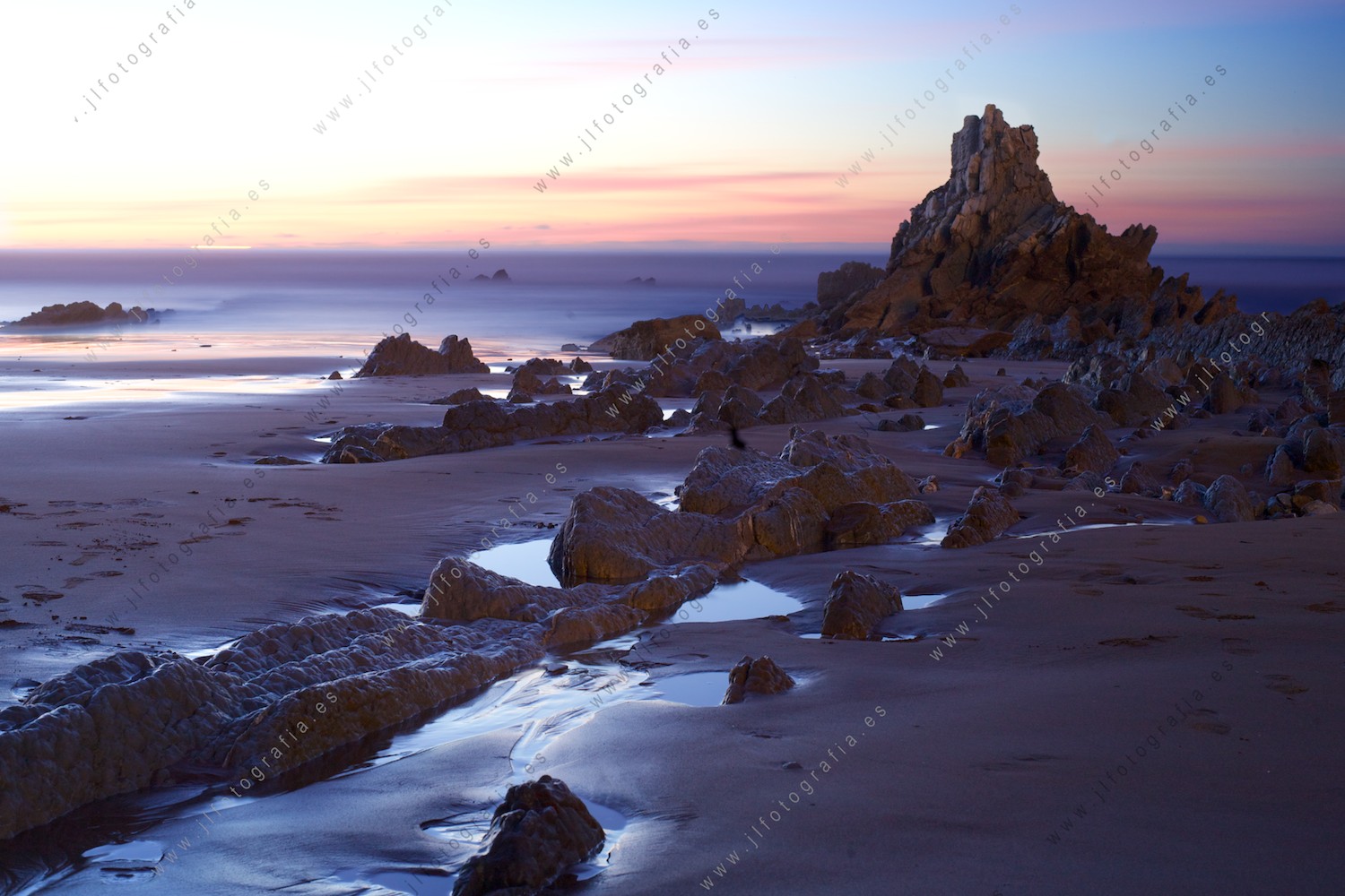 Fotografía de ocaso en las rocas de la playa de Arrietara en Sopelana.