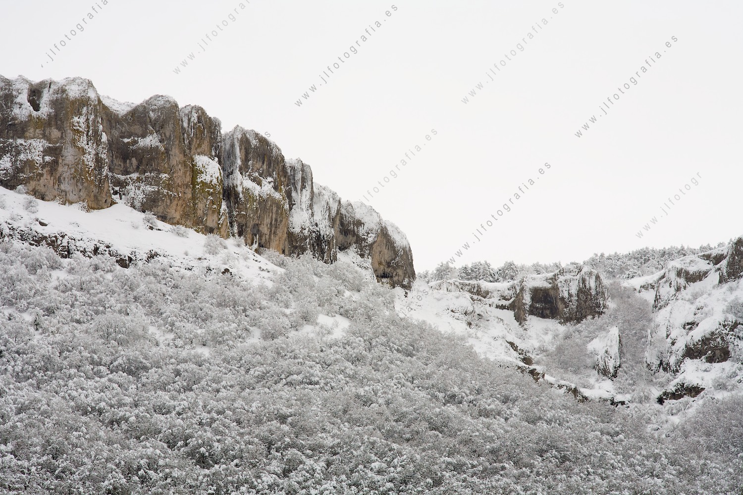 Postal de las paredes nevadas de la meseta, apareciendo sobre Bercedo.