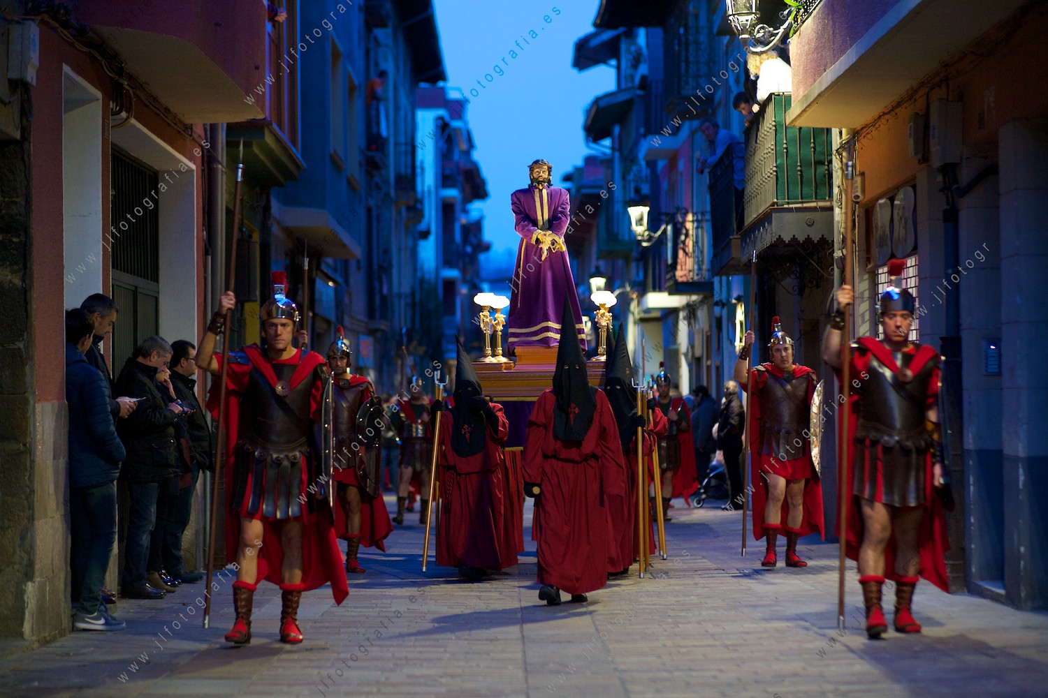 Grupo de romanos en procesión con uno de los pasos en el viacrucis viviente de Balmaseda.