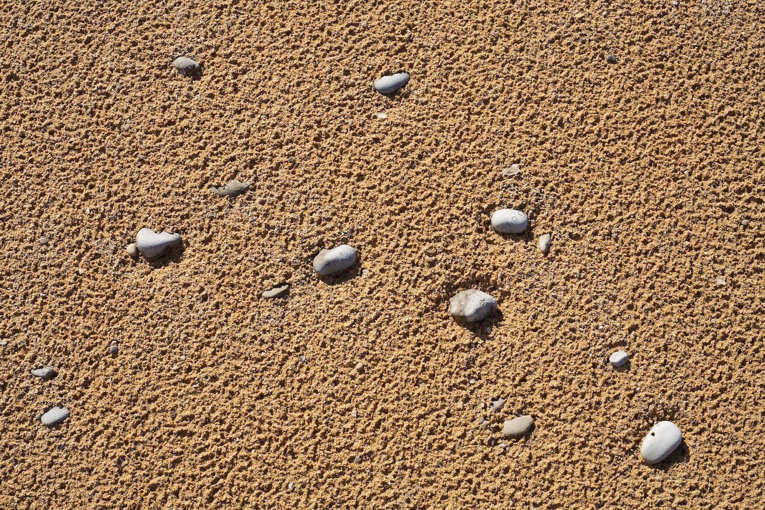 conjunto de piedras sobre la arena en la playa del Porto, Liencres.
