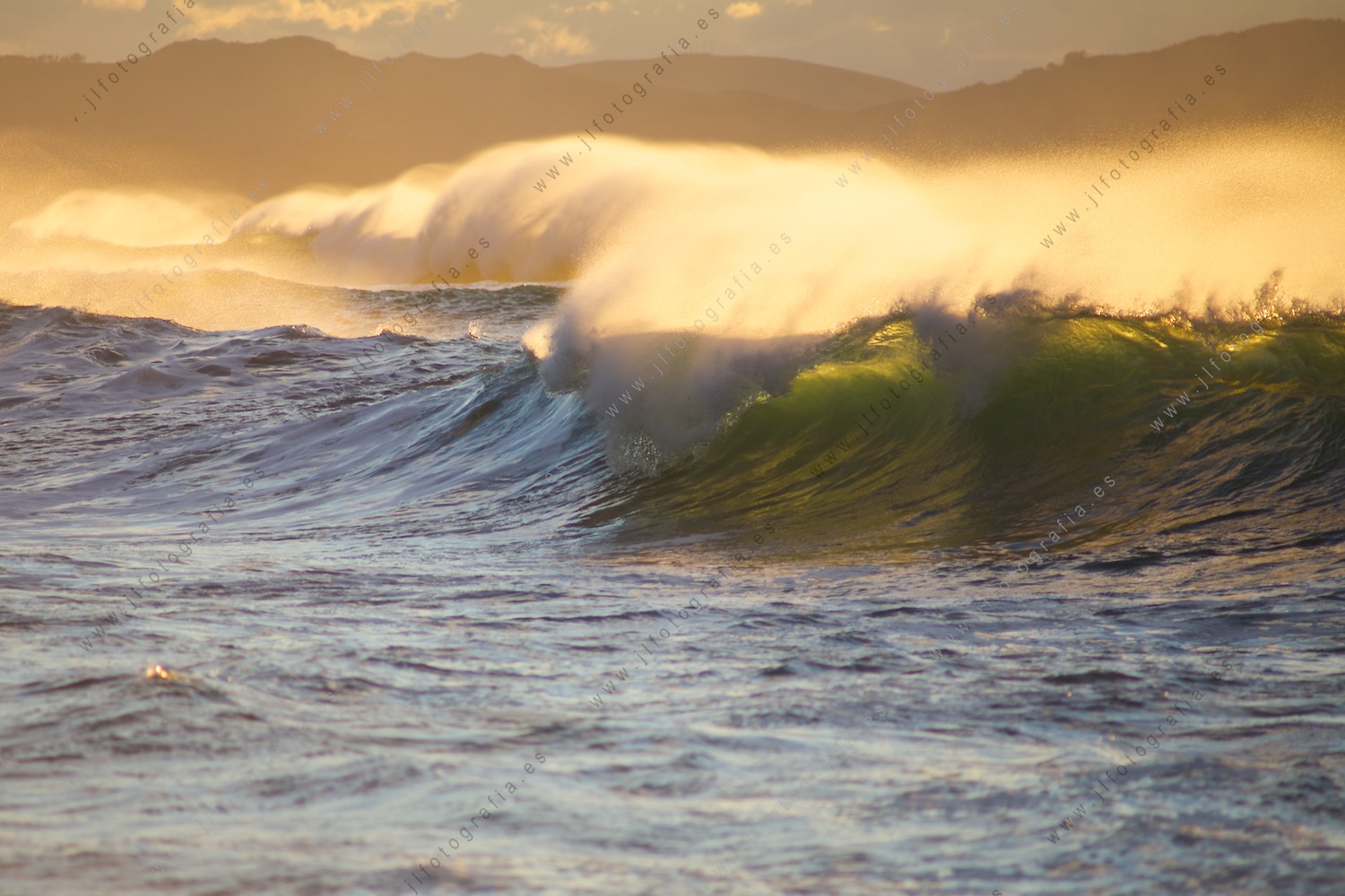 fotografía de una ola rompiendo en la costa vasca.
