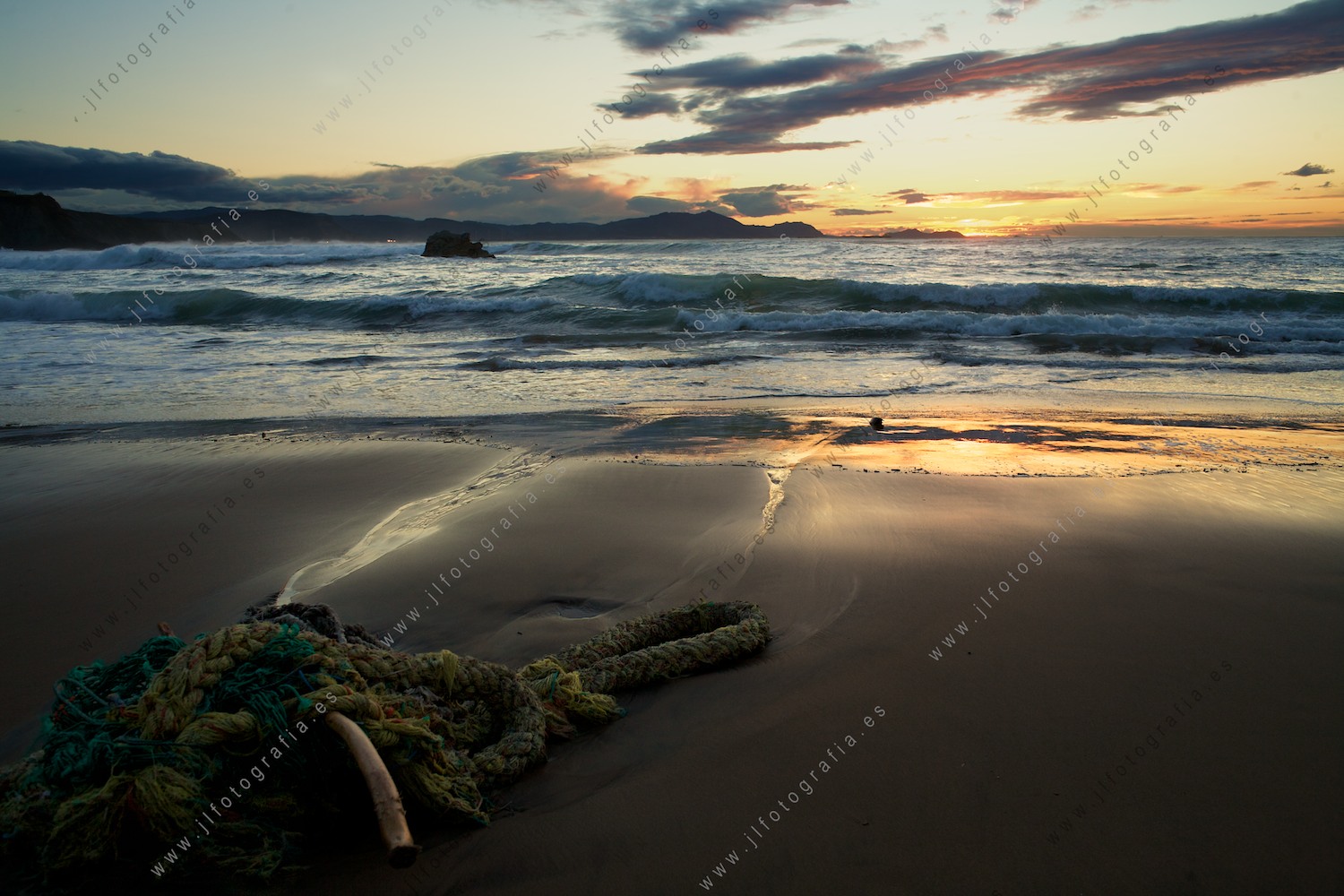 Una amarra perdida en la orilla de la playa en el ocaso