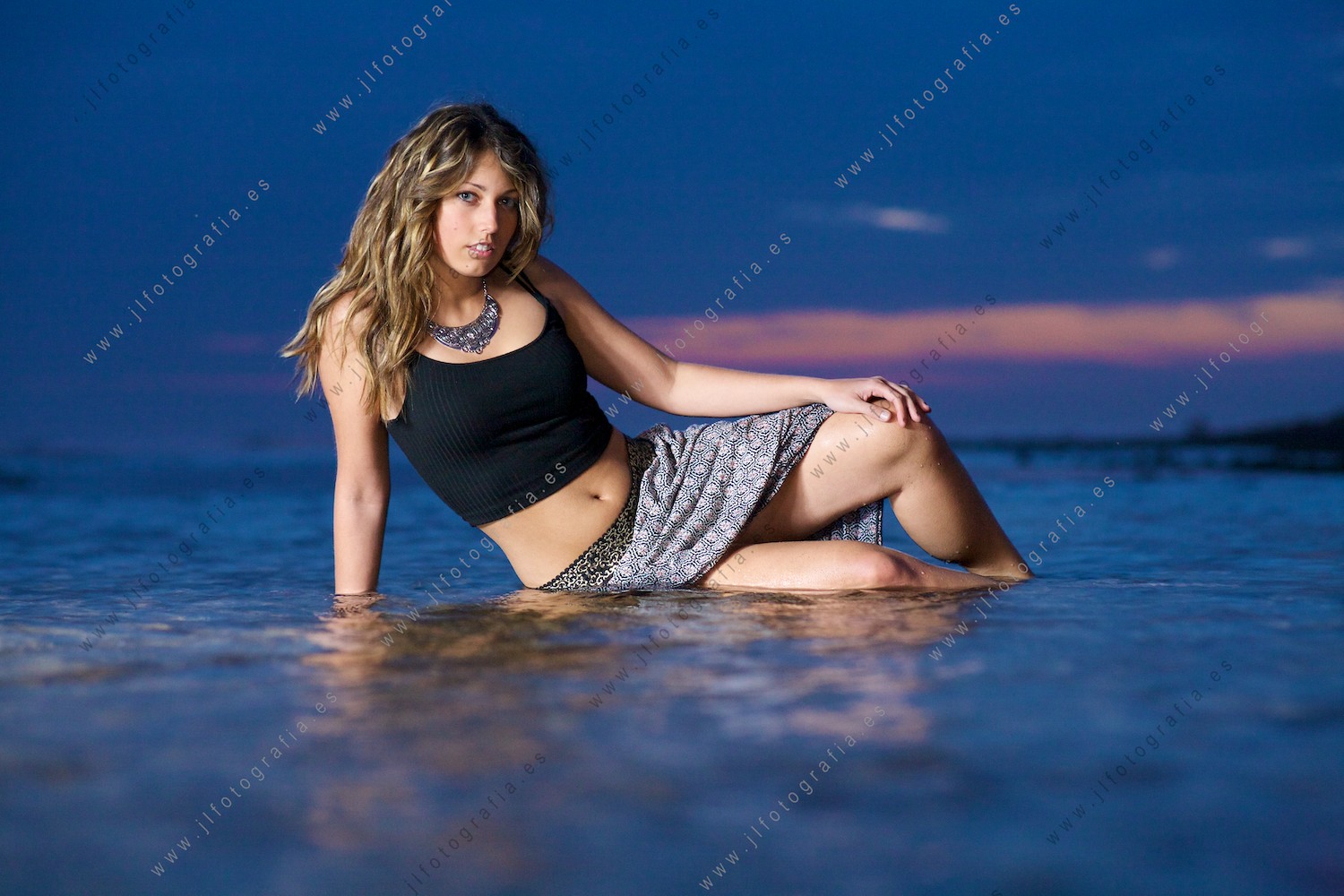 Noemí, modelo que posa para el taller de iluminación en la playa de Sopelana