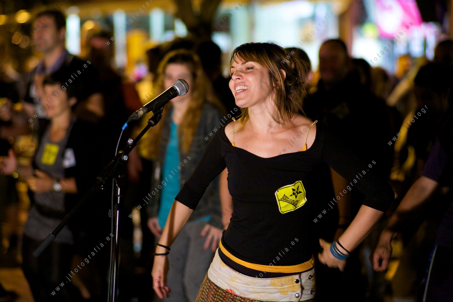 Actuación musical en la zona de txoznas en las fiestas de los Cármenes de Barakaldo. detalle de la cantante.