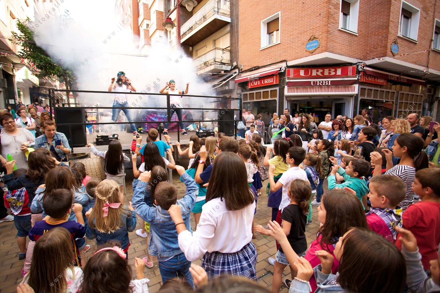 fiestas de los Cármenes de Barakaldo, en Zaballa, la fiesta disco sigue con animación infantil.
