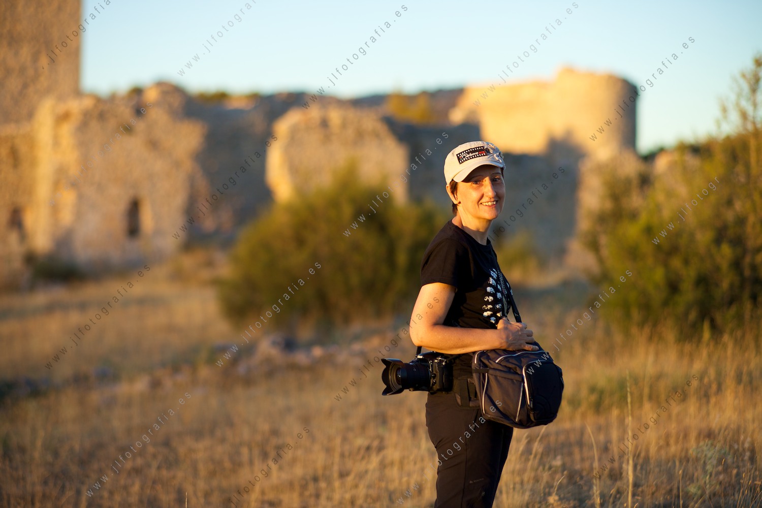 Josune Reoyo, fotógrafa de Barakaldo, en las ruinas del castillo medieval de Ucero.