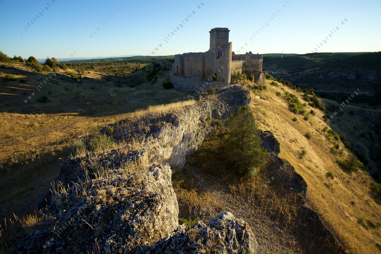 El castillo medieval de Ucero, surge majestuoso en lo alto de iuna loma 