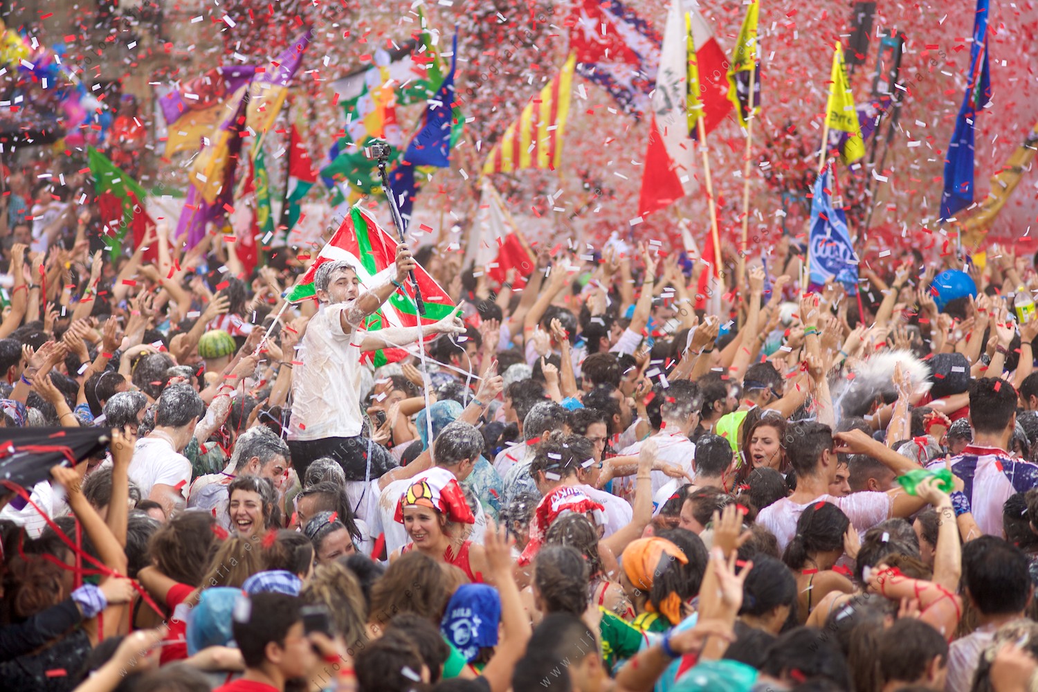 Momentos de celebración durante el txupinazo de inicio de la Aste Nagusia de Bilbao.