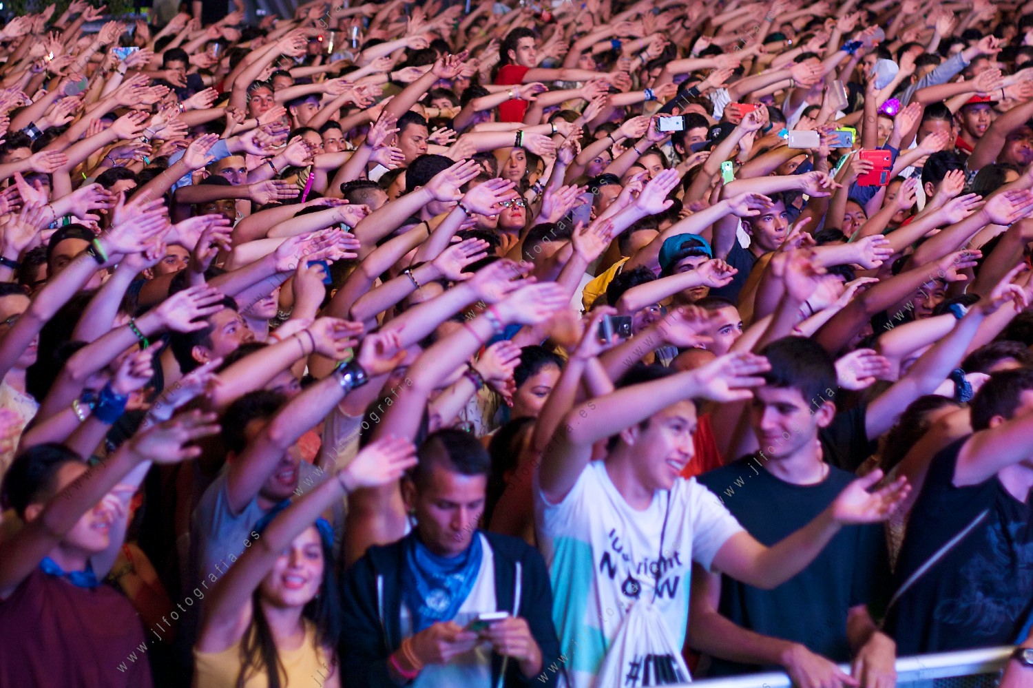 cientos de jóvenes se mueven al ritmo del tema Arcade en la sesión de la Máxima FM en fiestas de Bilbao.