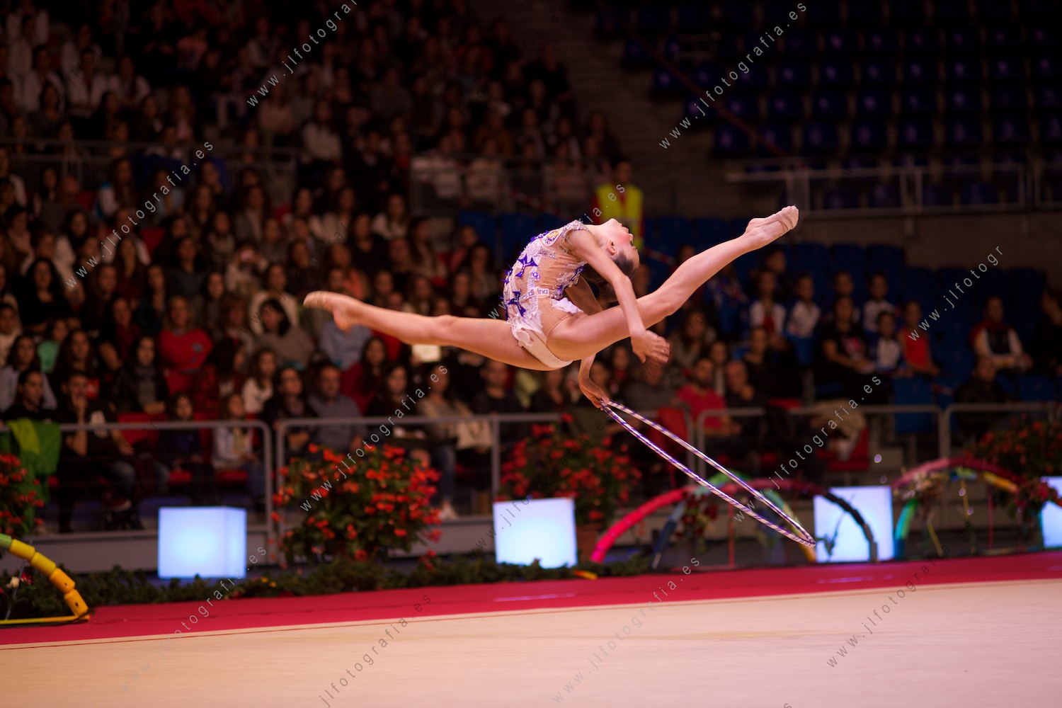 Euskalgym 11 de 2016 en el Fernando Buesa Arena, gimnasta en salto impresionante con el aro.