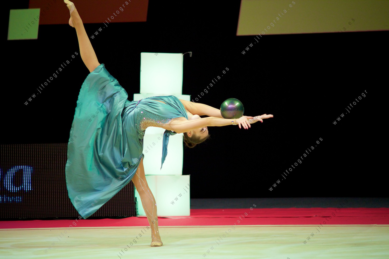 Euskalgym 11 de 2016 en el Fernando Buesa Arena, gimnasta en ejercicio de exibición gala con vestido y pelota.
