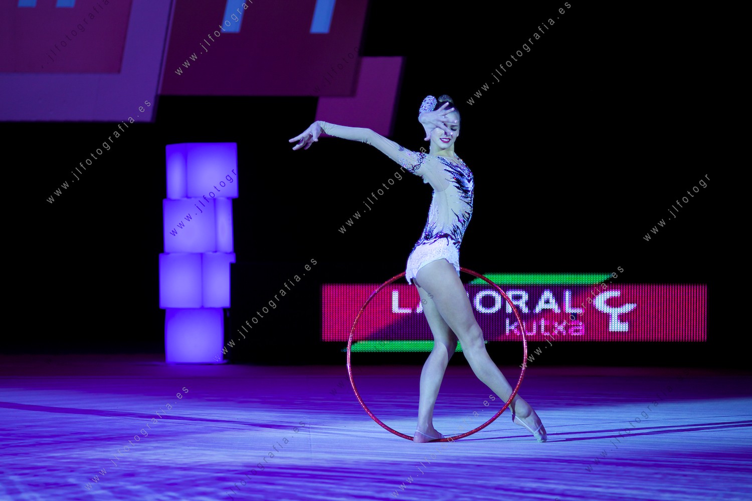 Euskalgym 11 de 2016 en el Fernando Buesa Arena, gimnasta con el aro en exibición.