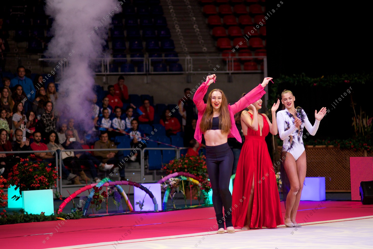 Euskalgym 11 de 2016 en el Fernando Buesa Arena, gimnastas celebrando la gala mientras bailan.