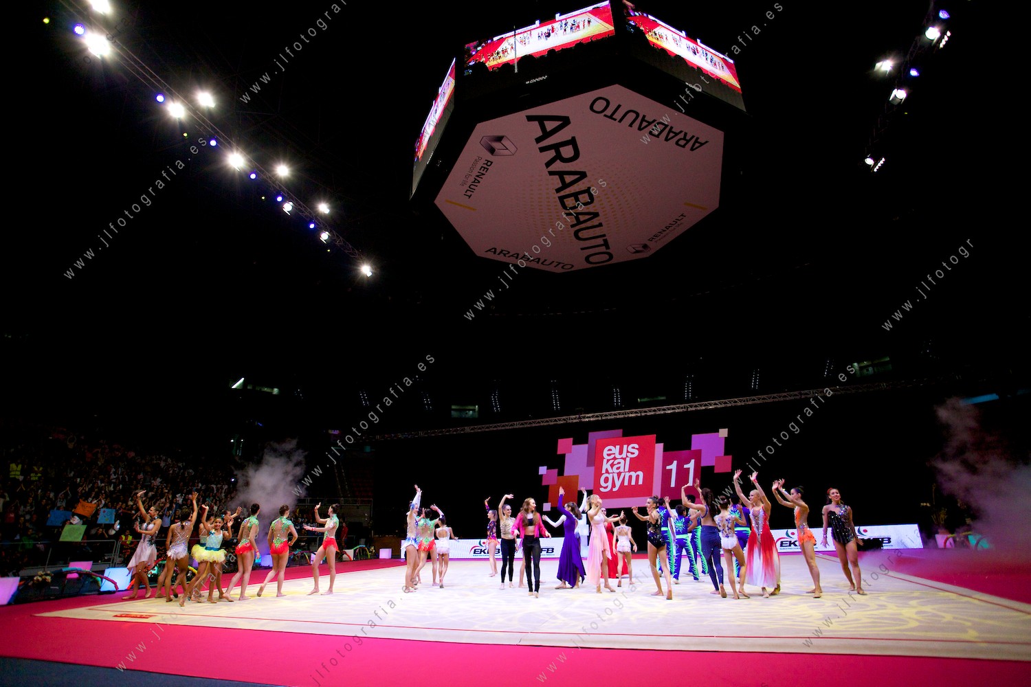 Euskalgym 11 de 2016 en el Fernando Buesa Arena, final de la gala y despedida de las gimnastas.
