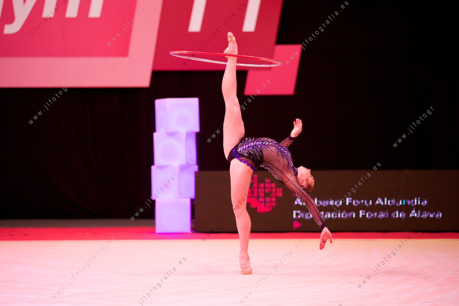 Euskalgym 11 de 2016 en el Fernando Buesa Arena, gimnasta en pleno ejercicio con aro.