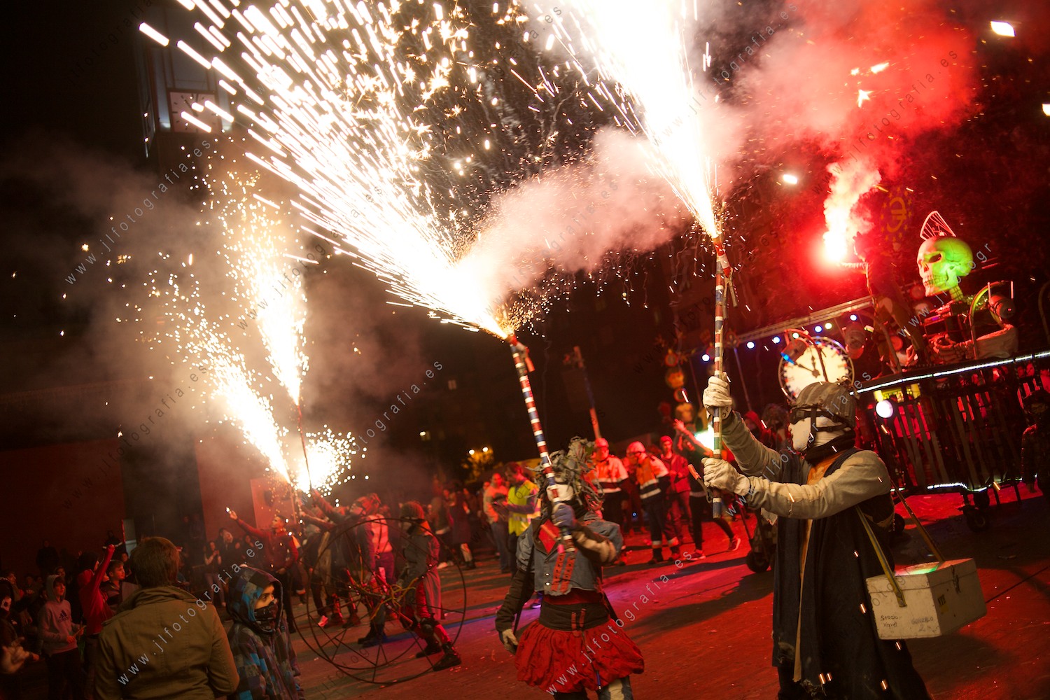 Fiesta de fin de año en Barakaldo con el espectáculo piroténico Disco Death, actores con las bengalas.