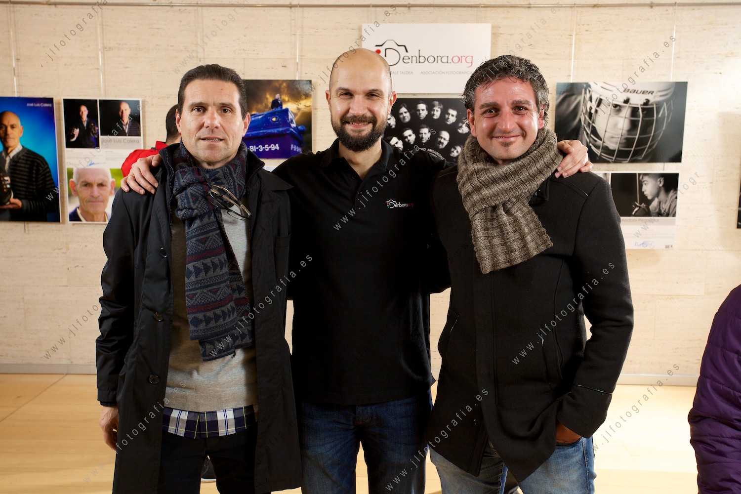 El socio Jorge Villaverde  con los futbolistas Roberto Rodríguez y Javier Sa Pasarín, en la inauguración de la exposición deportistas de Barakaldo