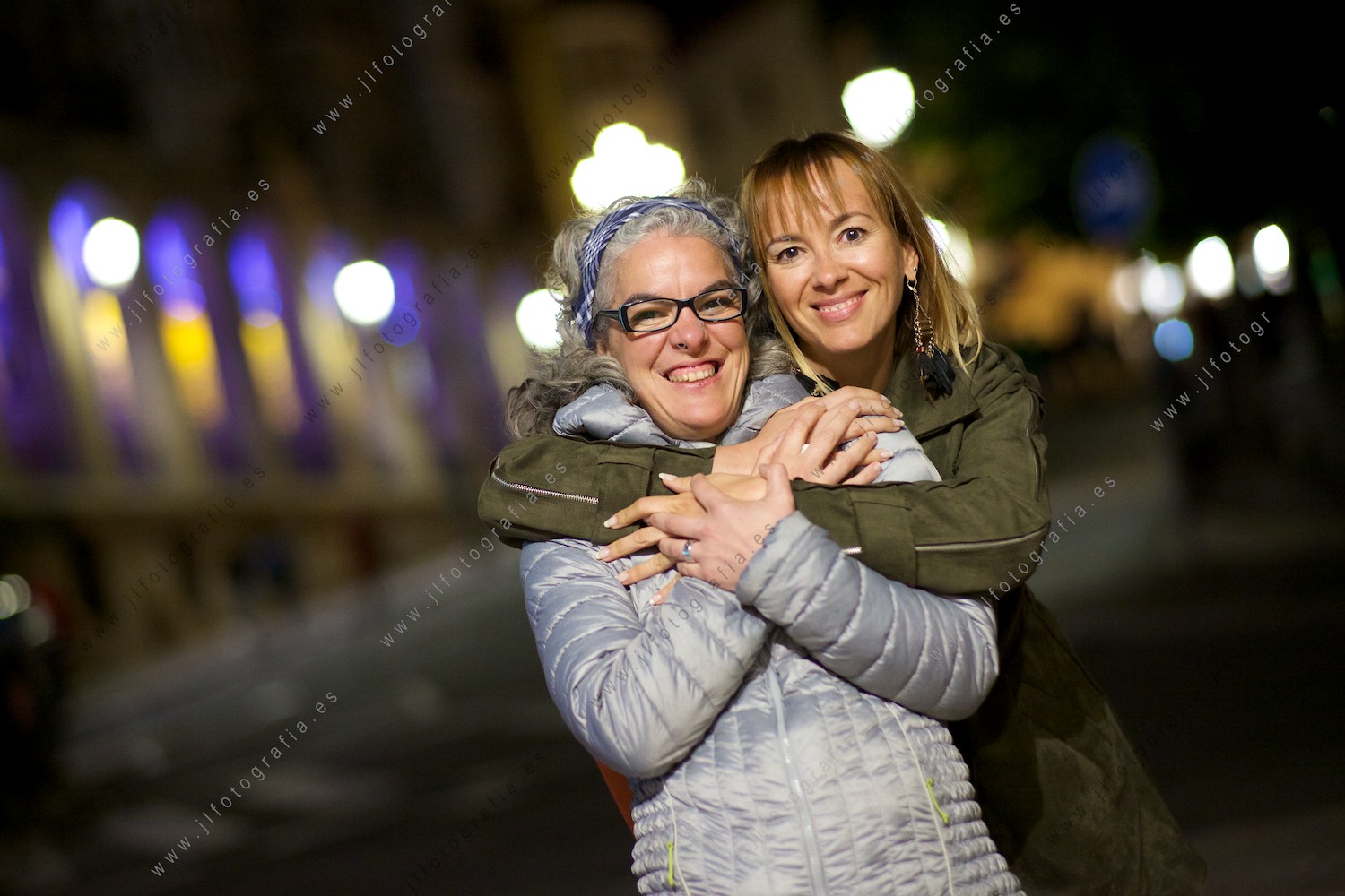 Dos mujeres a las que quiero y admiro , durante las fiestas de Celedón en Vitoria,posando para mí de noche. 