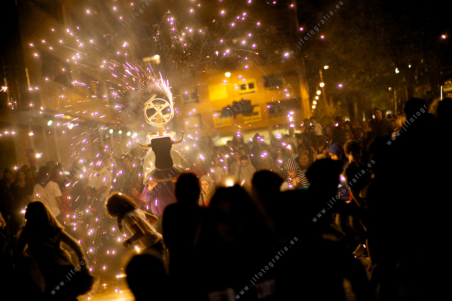 Toro de fuego en fiestas de San Faustos de Durango, en la plaza de Ezkurdi.