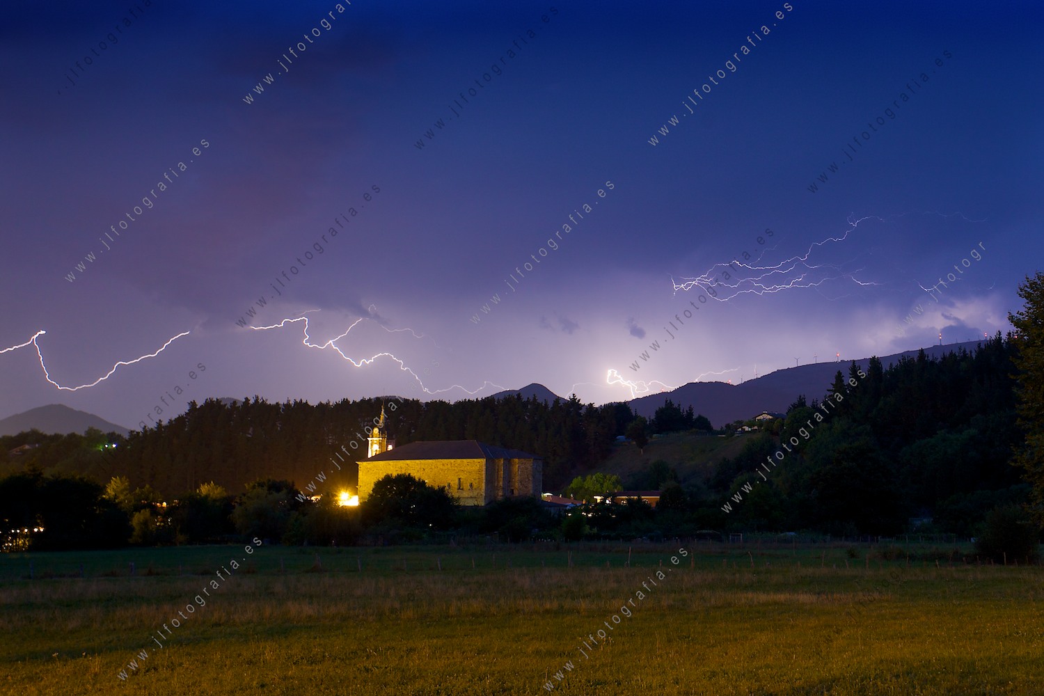 Noche de tormenta intensa en Abadiño, Bizkaia, llena de relámpagos.
