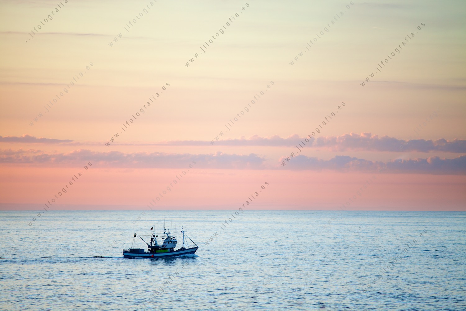 Un barco de pesca de bajura en la costa vasca desde Hondarribia.