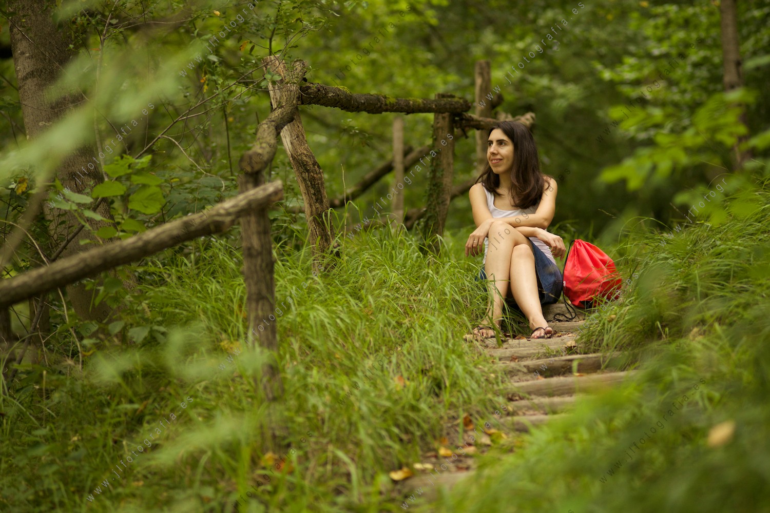 La coordinadora de EQUO Verónica Juzgado en un Retrato en el bosque.