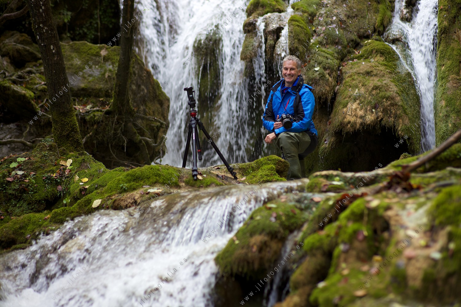 El fotógrafo profesional, José Antonio Fernández en las cascadas de Andoin, Alava.