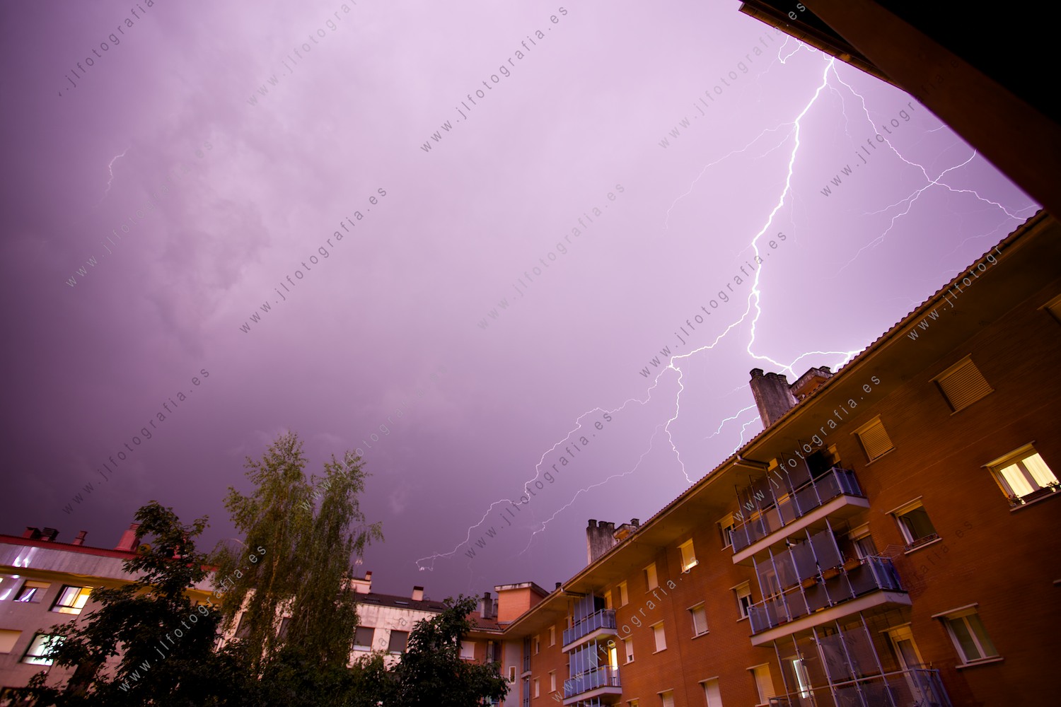 Noche de tormenta en Durango, Bizkaia, un rayo en el cielo.