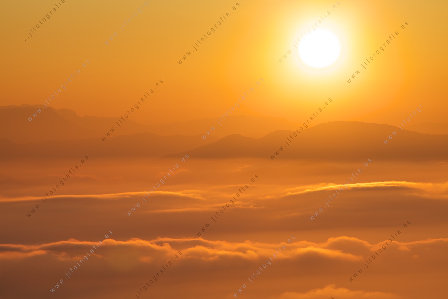 Ocaso y Mar de nubes en naranja desde el monte Oiz.