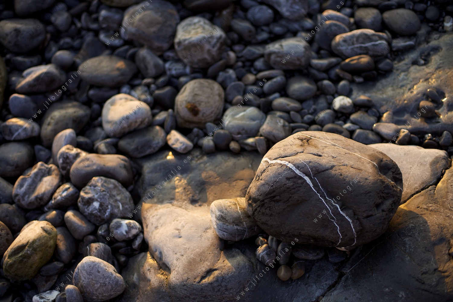 Detalle de piedras en laorilla de la playa.