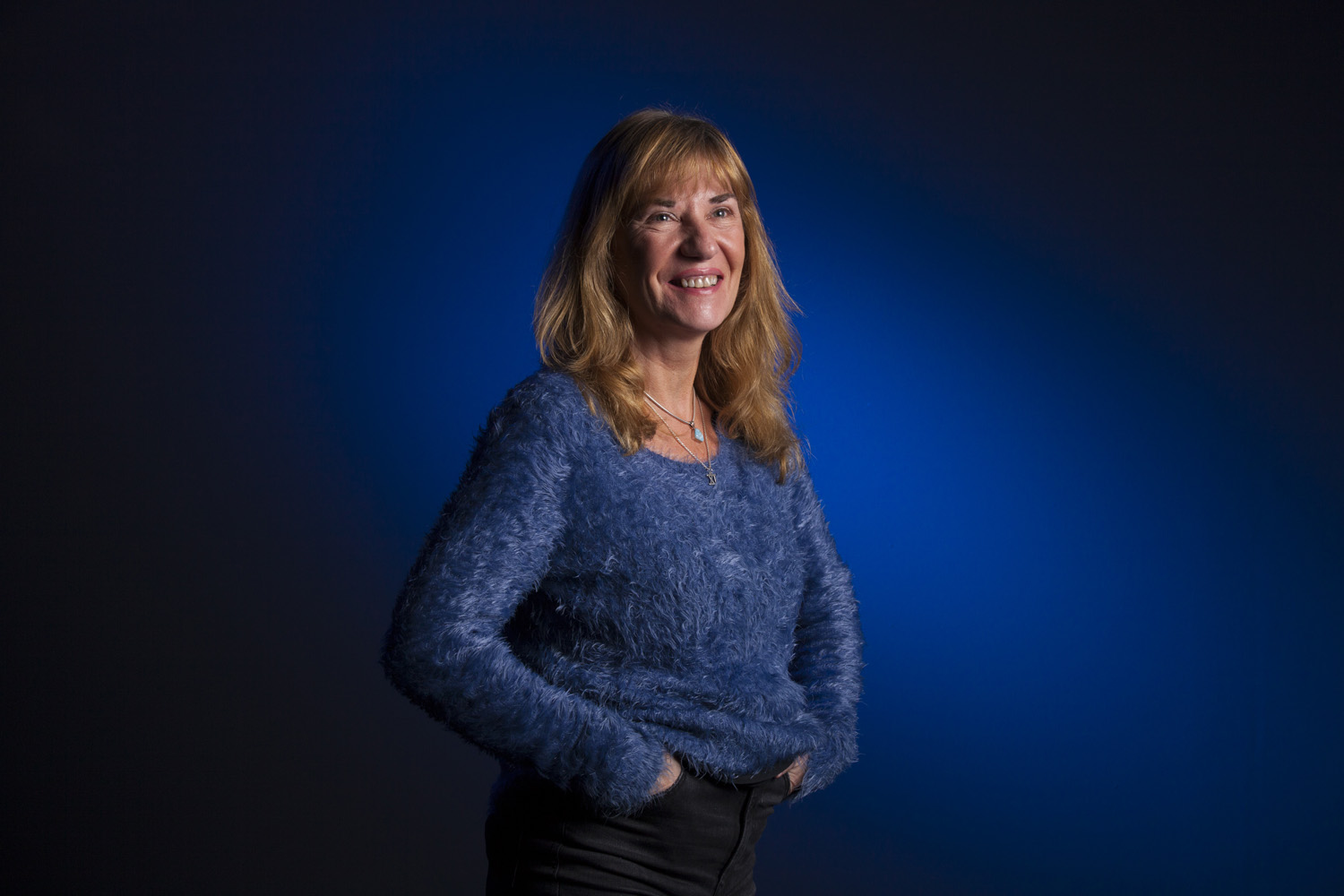 Fotografía de Retrato de estudio en Nerekopi a una mujer con iluminación azul.