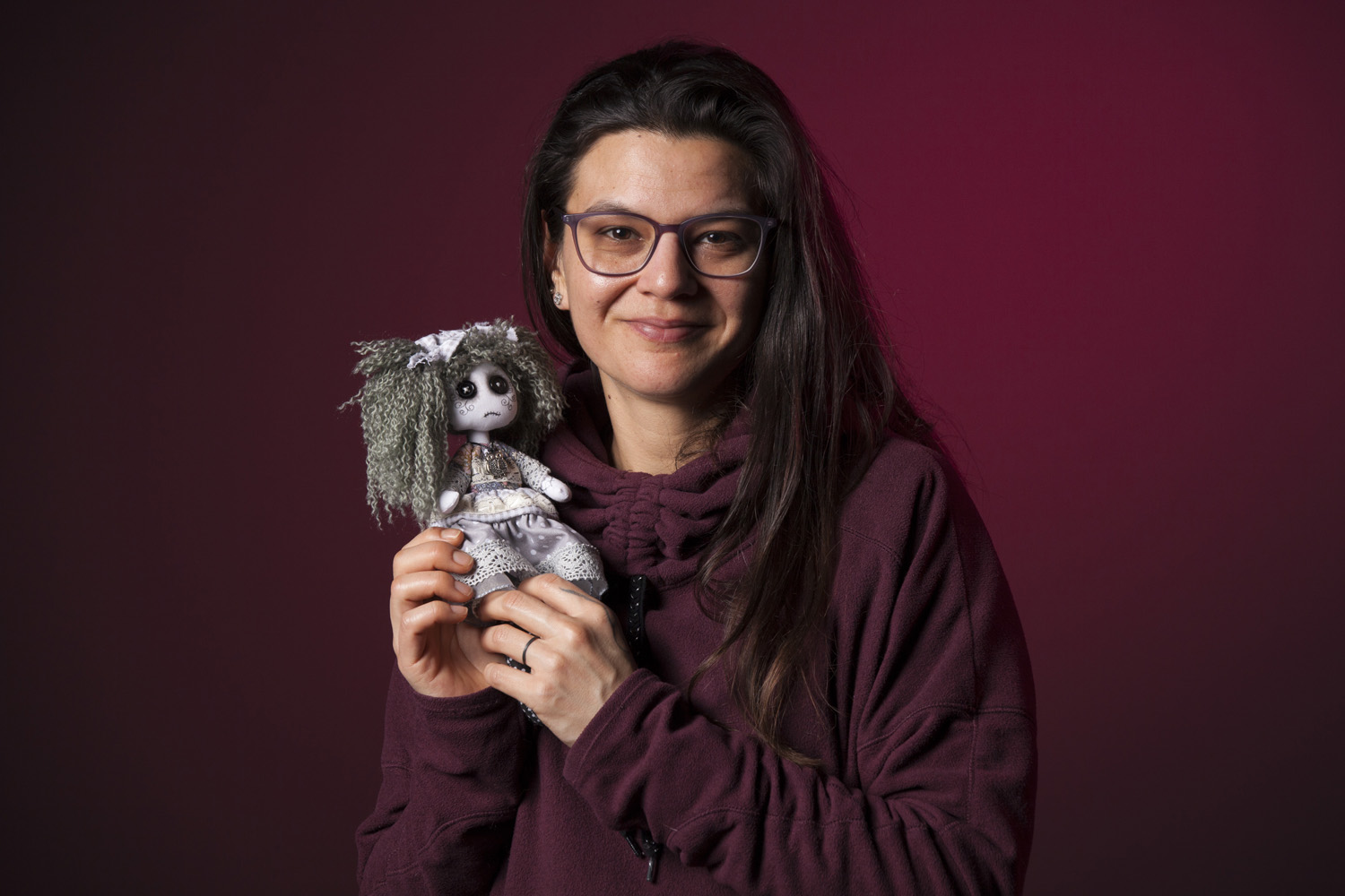 Fotografía de Retrato de estudio en Nerekopi a una compradora de una muñeca de trapo.