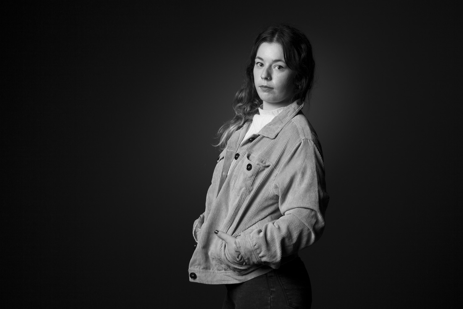 Fotografía de Retrato de estudio en Nerekopi a una joven mujer en blanco y negro.