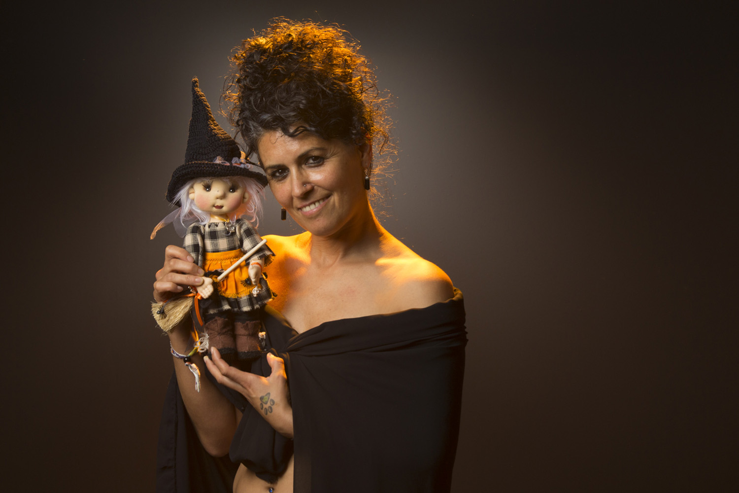 Fotografía de Retrato de estudio en Nerekopi a Silvia del Amo, compradora de una muñeca de trapo.